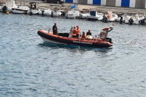 La embarcación que ha rescatado el cadáver en aguas de Carboneras.