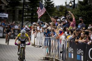 Cruzando la línea de meta.