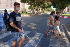 García Calvo cruza la Avenida del Mediterráneo a la altura de calle Italia.