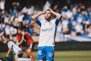 Sam Shashoua se lamenta de una ocasión perdida ante el Mirandés.