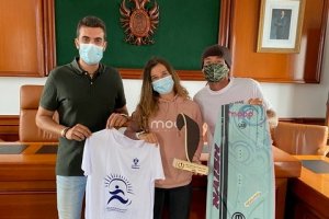 Osaïa Reding junto al concejal de Deportes Francisco Cerdá.