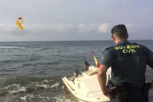 La embarcación tocó tierra en la Playa de El Corral en Carboneras.
