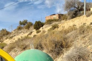 Garrafas de productos agrícolas se amontonan en los puntos de recogida de basura
