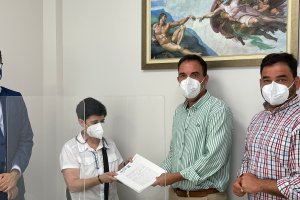 El alcalde, el concejal de Cultura y la hermana Sor Antonia durante la firma de la escritura.