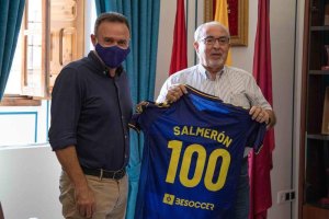 José Mari Salmerón recibiendo la camiseta centenaria.