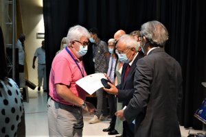 El subdelegado entrega la medalla al mérito al funcionario Antonio Lao