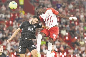Umar Sadiq marcando de cabeza ante el Málaga en el Mediterráneo.