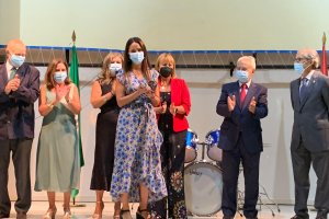 Inmaculada Hernández, sanitaria, ha recibido en nombre del Distrito Almería el premio otorgado por El Acebuche por el Día de la Merced.