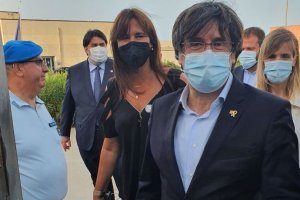 Carles Puigdemont, a la salida de la prisión de Bacali, en Sàsser (Italia).