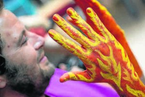 Las manos se incendian, como los bosques. Foto: Eduardo García Tomás.