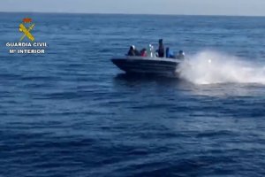 Una patera captada por la Guardia Civil en una imagen de archivo.