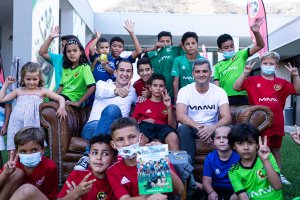 Roberto Santiago y Félix García con los niños de MAAVi Foundation.