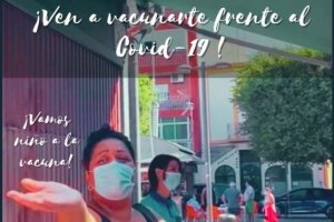 Una mujer anima a los que aún no están vacunados.