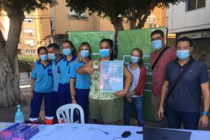 Toñi Gómez, con personal y directivos del Distrito Sanitario Almería.