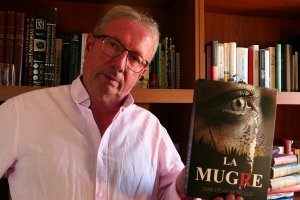 Juan César Morcillo posa con un ejemplar de su nuevo libro.