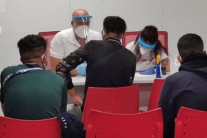 Un equipo de Cruz Roja atiende a inmigrantes llegados en patera.