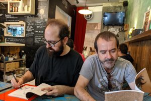 Fran Ortega y Fernando Labordeta firman ejemplares de su poemario.