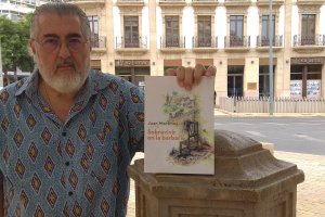 Juan Martínez Fernández posa en Almería con su novela.