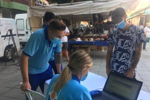 La Junta de Andalucía ha llevado la vacunación a todos los rincones, incluidos los mercadillos de los barrios de la capital.