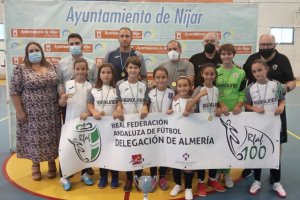 Las campeonas alevines del CD San Urbano Los Partidores.