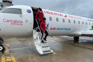 La expedición del Almería a su llegada al aeropuerto de Girona.