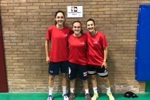 Sandra, Paula y Mari dan seguridad al equipo.