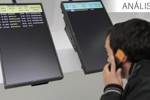 Panel de vuelos en el aeropuerto de Almería.