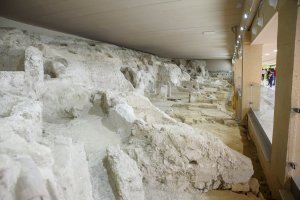 Interior del yacimiento arqueológico encontrado en el Mesón Gitano