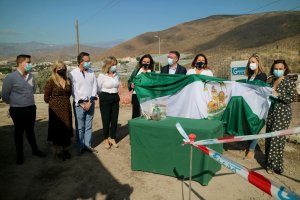 Responsables autonómicos y municipales durante la colocación de la primera piedra.