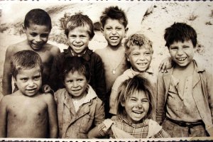 Hijos de un barrio donde los niños se convertían en adultos prematuros, en una foto de don Marino.