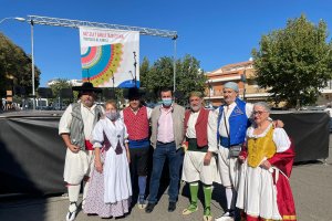 El diputado y el alcalde junto a integrantes de agrupaciones.