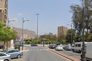 El conductor fue cazado por los agentes cuando circulaba por la Avenida Carlos III.