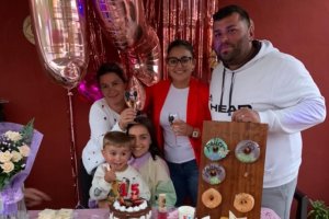 Víctor y su familia de celebración antes de la erupción del volcán de La Palma.