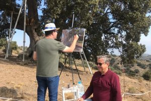 Andrés García Ibáñez y Santiago Alfonso, de Cosentino, junto al árbol.