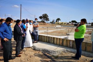Jalid Beckkach habla a pie de obra con Khalifa Touré, corresponsal de ADI tv en Almería, este martes.
