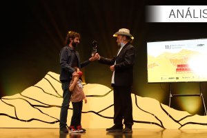 Mateo Gil, junto a su hijo, recibe el premio Spirit of the West de manos de Franco Nero.