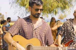 Jero durante el rodaje del videoclip en la playa La Entrevista.