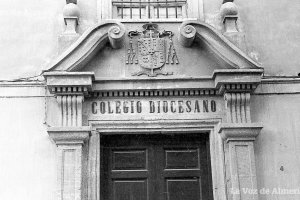 La histórica portada del colegio Diocesano, al comienzo de la calle Cervantes, con el escudo del Obispado presidiendo la fachada.