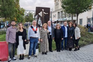 Familiares en el monumento.