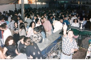Una caseta en la feria de Vera en los años 90, en El Palmeral, llena de jóvenes de todos los pueblos de la zona,