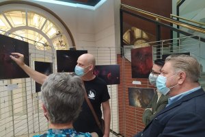 Iko Margalef muestra a Jocelyn Bell sus fotografías de la Vía Láctea tomadas desde Cabo de Gata-