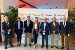 Alcalde y autoridades junto a los ponentes de la jornada.