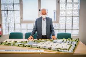 Gabriel Amat, esta mañana, ante la maqueta del futuro Hospital de Roquetas.