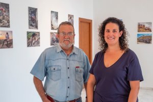 Emilio Aramburu junto a la edil de Turismo Mojaquera en la exposición.
