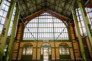 Vestíbulo rehabilitado de la estación del ferrocarril histórica