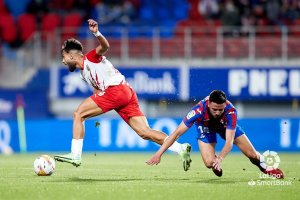 Arnau Puigmal se marcha con el balón en el partido contra el Eibar.