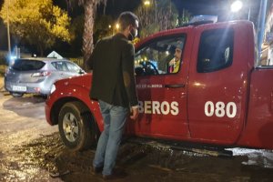 Fernández-Pacheco dialoga con un bombero.
