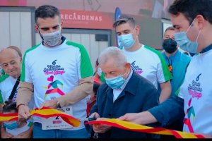 El alcande junto al fundador de a ONG en la carrera solidaria.