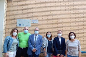 La viceconsejera de Educación, el delegado territorial y el alcalde junto al equipo docente del centro.