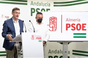 José Luis Sánchez Teruel e Indalecio Gutiérrez (derecha), en la sede del PSOE.